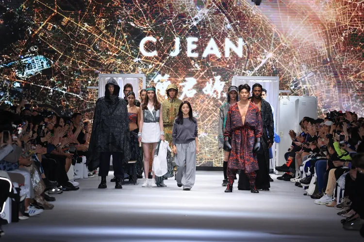 C JEAN設計師簡君嫄帶領模特走秀。臺北時裝周提供