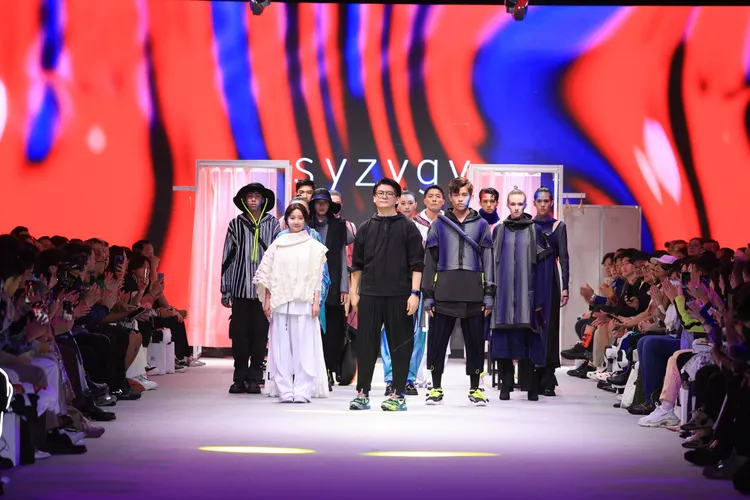 SYZYGY設計師高元龍帶領模特走秀。臺北時裝周提供