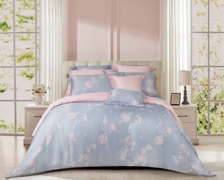 春櫻輕舞天絲床包組新品可搭七件組套組商品。業者提供