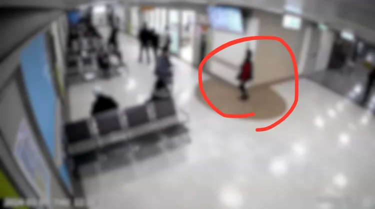 老婦人走入待診區掛號後，將手提包放置椅子上。翻攝畫面