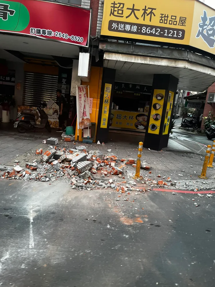 汐止忠孝東路全聯上方高樓，稍早因地震造成磁磚剝落、砸中民眾頭部。（圖／翻攝自汐止集團）