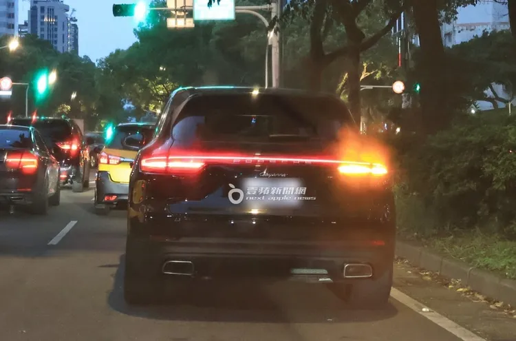 陳美鳳搭乘要價384萬元起的Porsche Cayenne準備去招待所跑趴。特勤中心攝