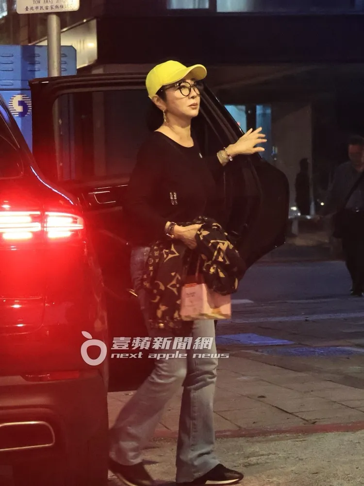 陳美鳳獨自下車，一身裝扮相當時尚簡約。特勤中心攝