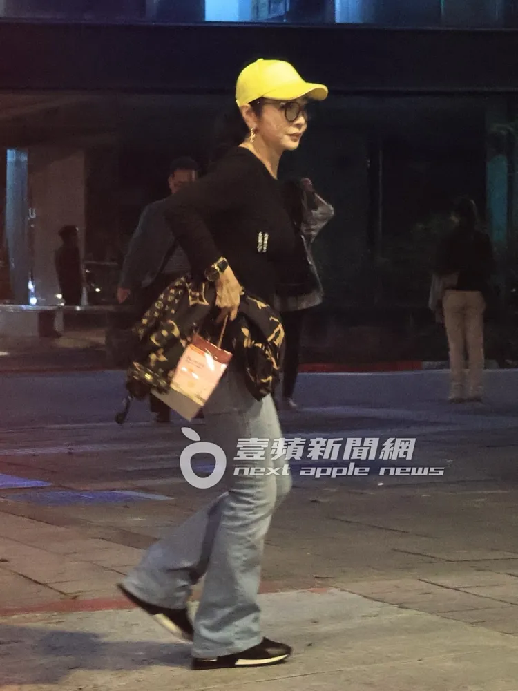 陳美鳳戴黑框眼鏡、名錶，腳踩LV運動鞋、手拿LV外套，一身貴氣行頭。特勤中心攝