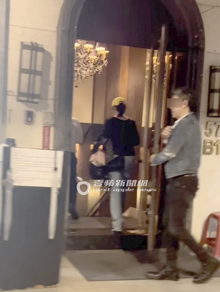 陳美鳳獨自一人快步走進敦南會館。特勤中心攝