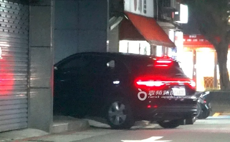 司機將陳美鳳送洗好的衣物，帶回大安區的4000萬捷運宅。特勤中心攝