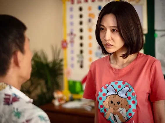 曾莞婷新戲《省省吧！我家富貴發》首演三寶媽，網紅台灣迷因喊崩潰認不出。瀚草文創提供