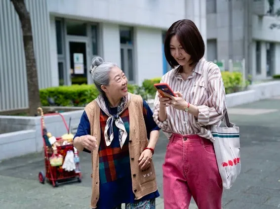 曾莞婷在新戲有如人體計算機，計算家中各種用錢的行為。瀚草文創提供