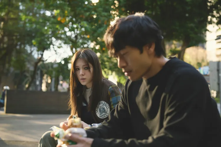 路斯明（右）的風流倜儻，左為許瑋甯。公視、MyVideo提供