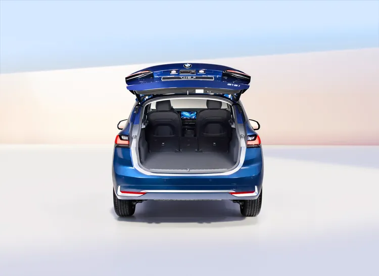 全新BMW 218i Active Tourer Luxury限量版透過40/20/40分離可傾倒後座椅背，更能將容量從原先470L擴充至1,455L。原廠照片