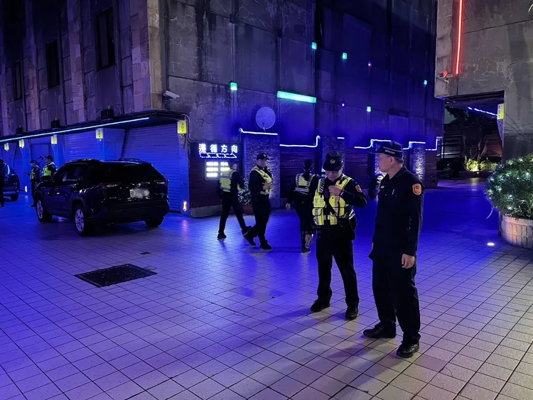 桃園警針對轄內容易滋事場所臨檢。翻攝畫面
