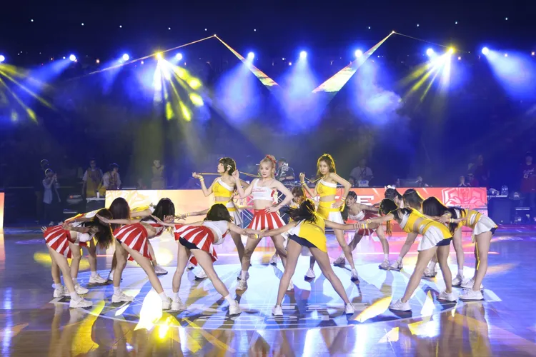 兩隊啦啦隊合舞。彭欣偉攝
