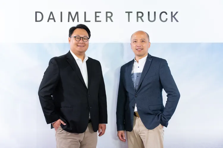 台灣戴姆勒亞洲商車舉辦2024年度記者會，由執行長朴正祐(左)與產品行銷總監黃俊賓(右)分享營運成果與展望。業者提供