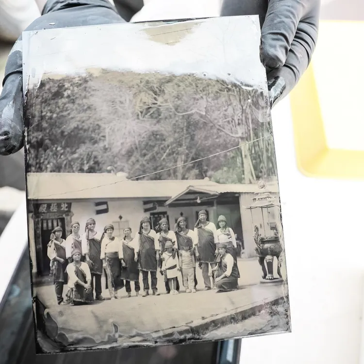 2021年3月27日賴清德副總統走讀「湯姆生馬雅各國際文化路徑」，穿上大武壠族 傳統服飾與黃家後代合影，請郭建良以濕版攝影，留下彌足珍貴的片刻。翻攝賴清德IG