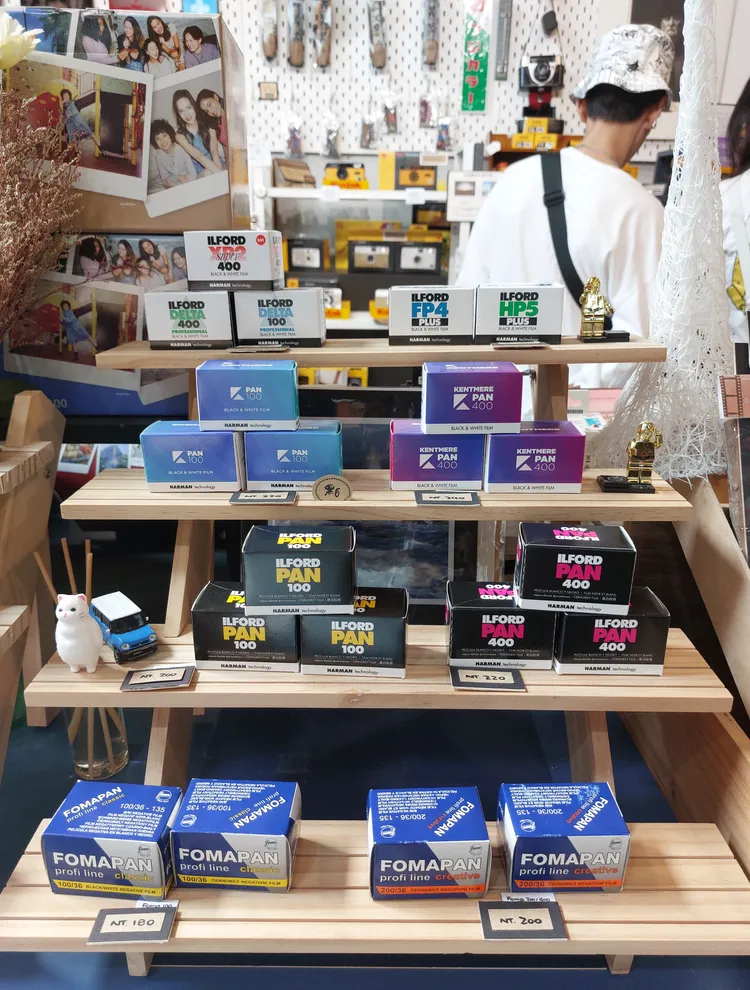 典像仍有各式膠卷底片。凃建豐攝