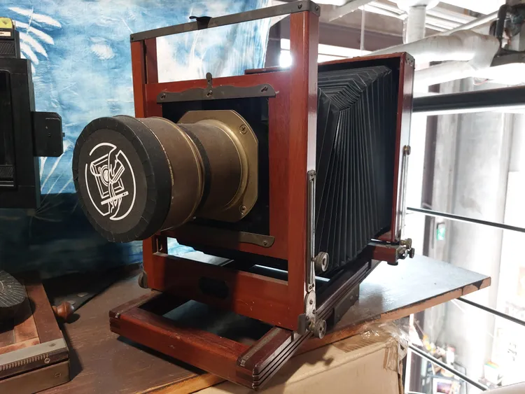 「典像濕版攝影工藝」收藏一部已有百年歷史的伊斯曼相機。凃建豐攝