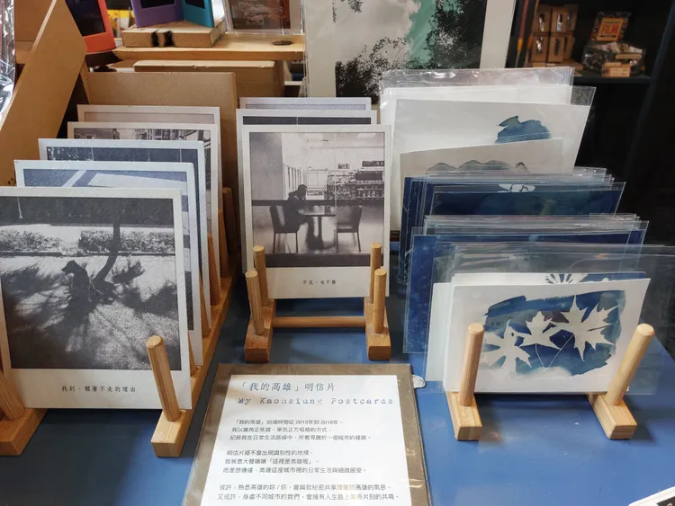 攝影師楊珮芸的街拍作品，與藍晒明信片。凃建豐攝