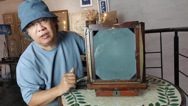 早期相機很大，是因為照片要有多大，底片就要多大，相機就一樣大。凃建豐攝