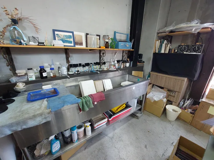 民眾看到整個拍攝到成像，發現原來洗照片真的是去用水洗。凃建豐攝