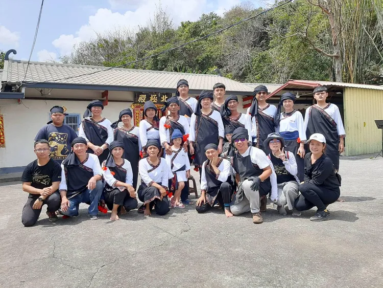 2021年3月27日賴清德副總統走讀「湯姆生馬雅各國際文化路徑」，請郭建良(前排右3)以濕版攝影拍照記錄。旗美社大提供