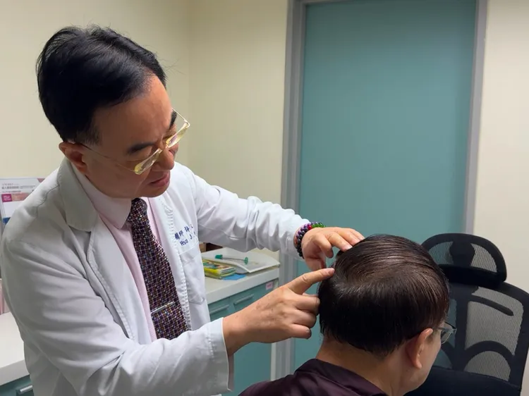 羅先生經治療後頭皮長出濃密黑髮。烏日林新提供