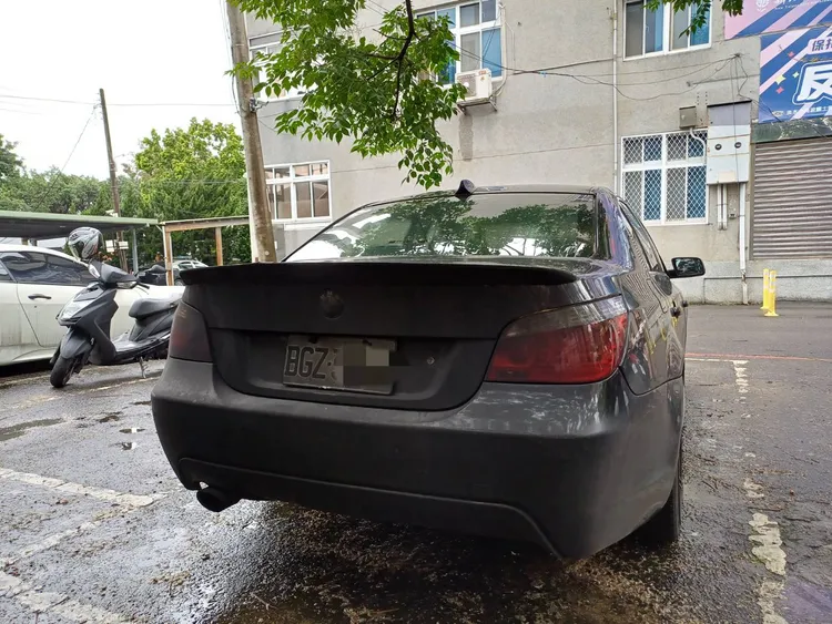 警方查扣王嫌衝撞警員時所駕駛的BMW。翻攝畫面