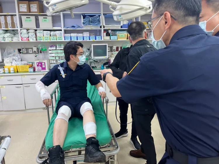 王姓警員手腳多處擦傷，送醫包紮救治。翻攝畫面
