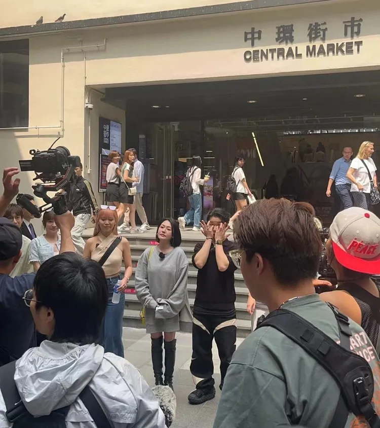 小S一行人在香港中環錄《小姐不熙娣》。翻攝芒果撈小萌主微博