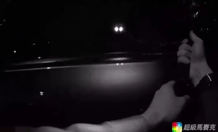 警方用警棍破窗。翻攝畫面