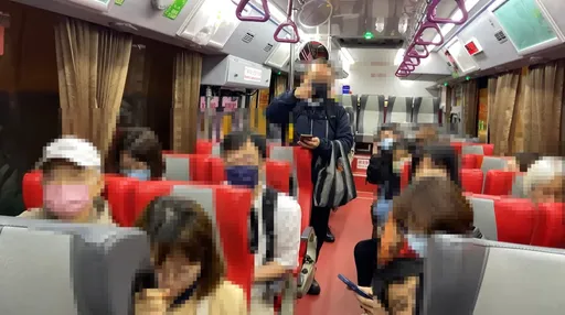 公车烧焦味超浓!司机「慢速硬上国道」坚持不停 乘客带小孩快吓哭