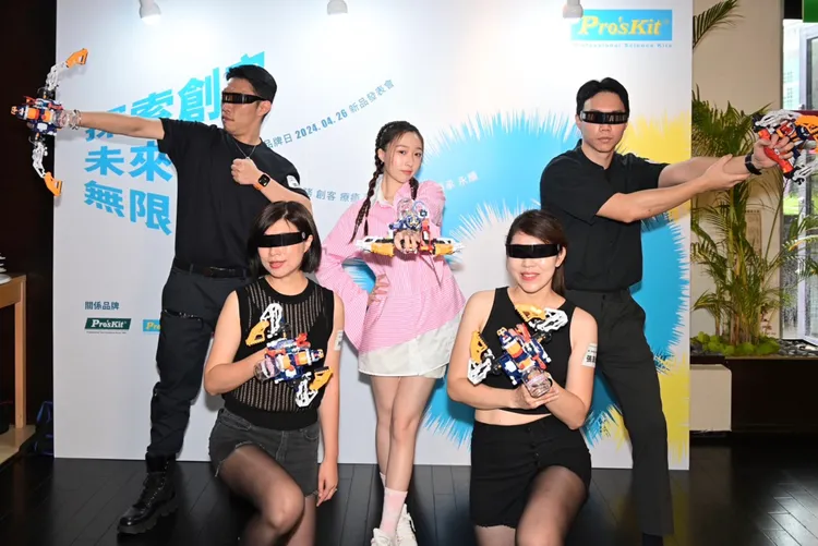 王敏淳現場示範科學水槍的不同玩法。寶工Pro’sKit提供