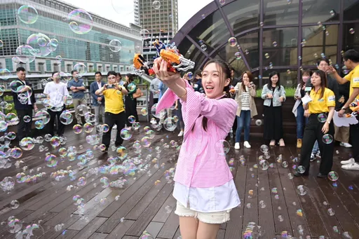 最美星二代化身特务玩水枪 星爸逮机会抢先偷玩