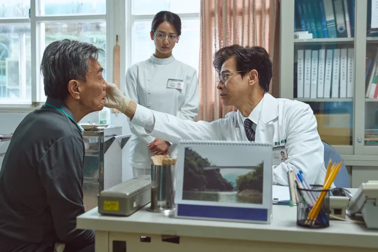 翁家明（右）《在光裏的人》演真實人物特別鑽研角色個性。大愛電視提供