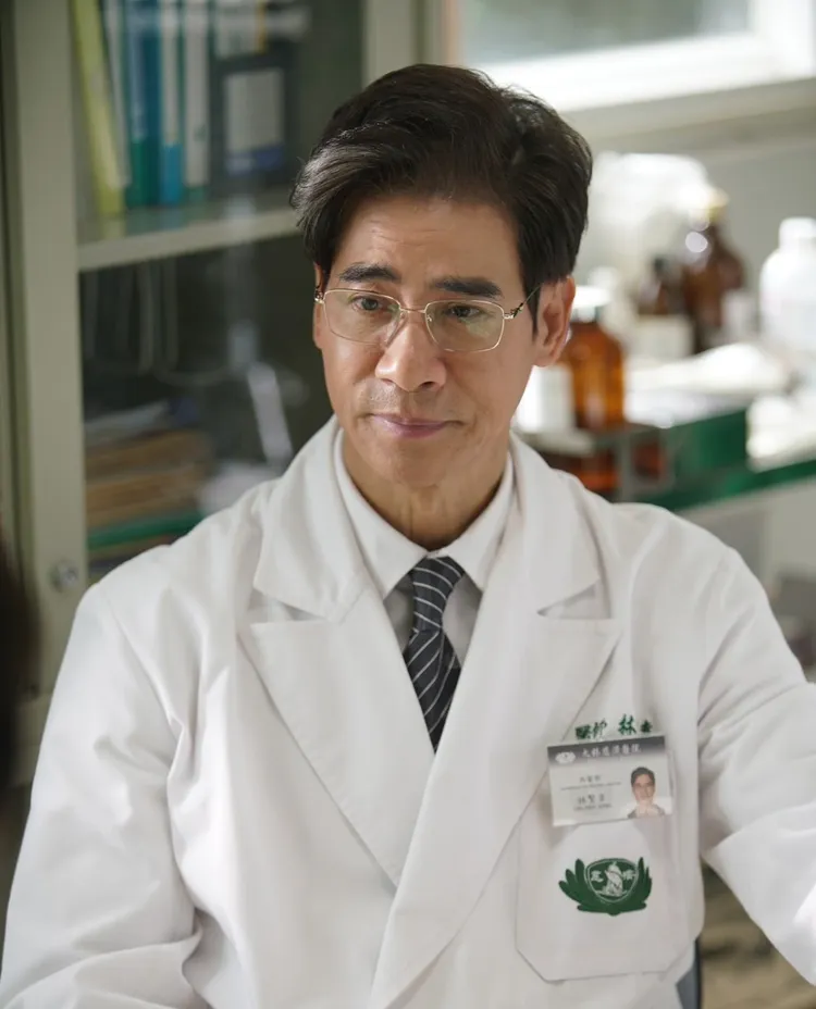 翁家明於《在光裏的人》飾演上山行醫的婦產科醫生「林繁幸」。大愛電視提供