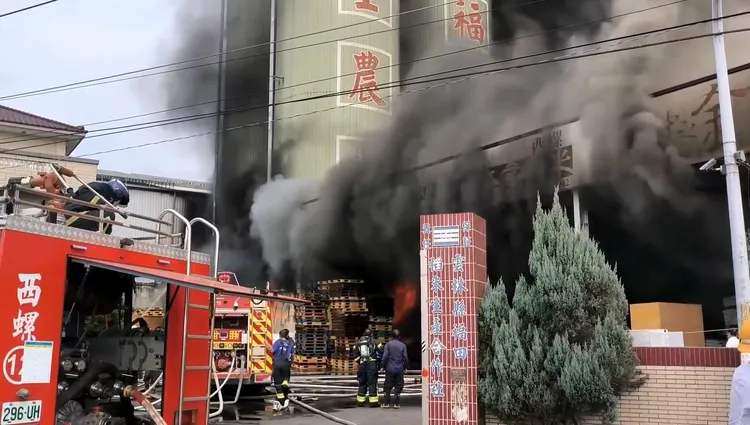 金農米工廠大火，連同隔壁被波及的冷凍倉儲工廠，損失可能多達數千萬元。翻攝李明哲臉書