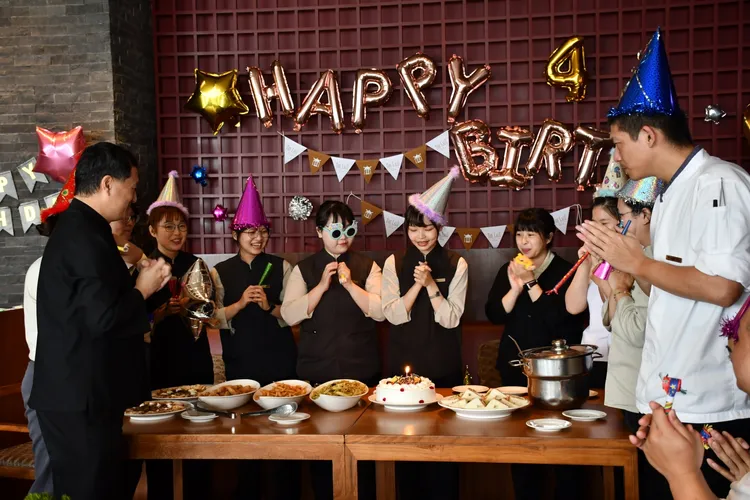 每月都會舉辦慶生會，邀請同仁一起同歡，為當月壽星慶生。業者提供