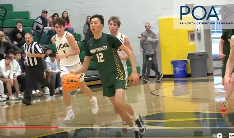 目前高二190公分的Ethan Lin打控球後衛的位置，且已獲3間NCAA學校邀請就讀。翻攝自Jersey Sports Zone YT