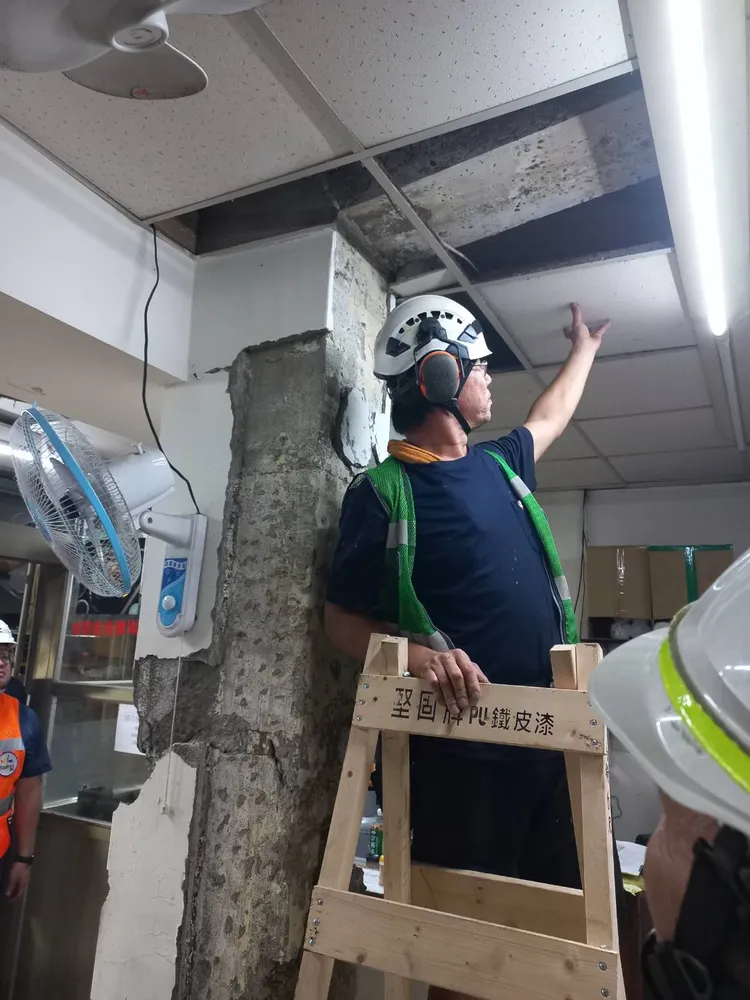 建物則持續進行臨時安全支撐作業中。北市府提供