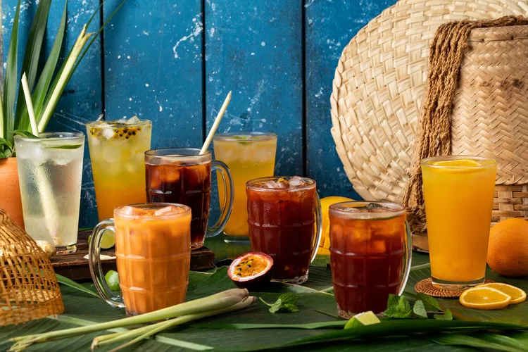 國小生有100分的考卷，持考卷至全台門市帕泰家用餐，可免費獲得一杯泰式奶茶、或是百香果、芒果口味的水晶蘇打。業者提供