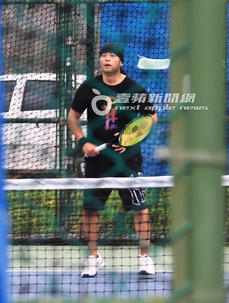 周杰倫相當專注的看著對方發球動作路線接球。特勤中心攝