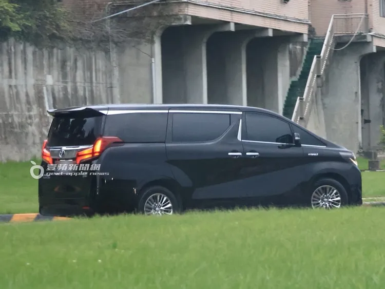 周杰倫搭乘要價292萬元起的Toyota Alphard保母車離去。特勤中心攝