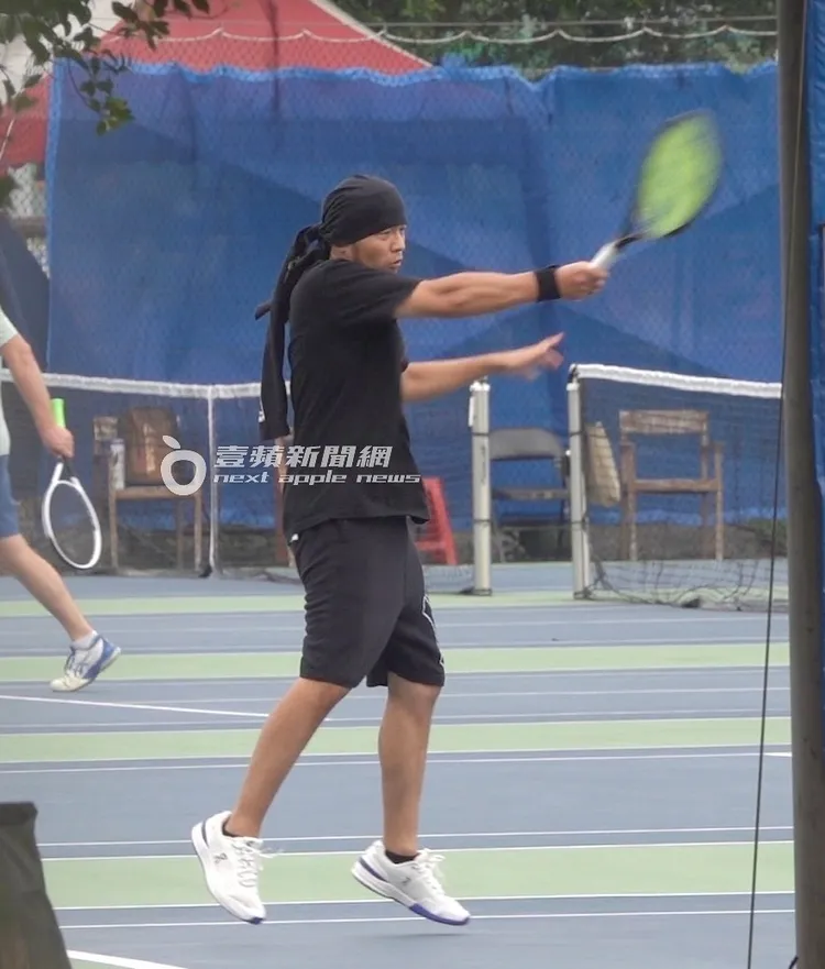 周杰倫躍起與陪打小弟來回接發球，手上肌肉線條相當精實。特勤中心攝