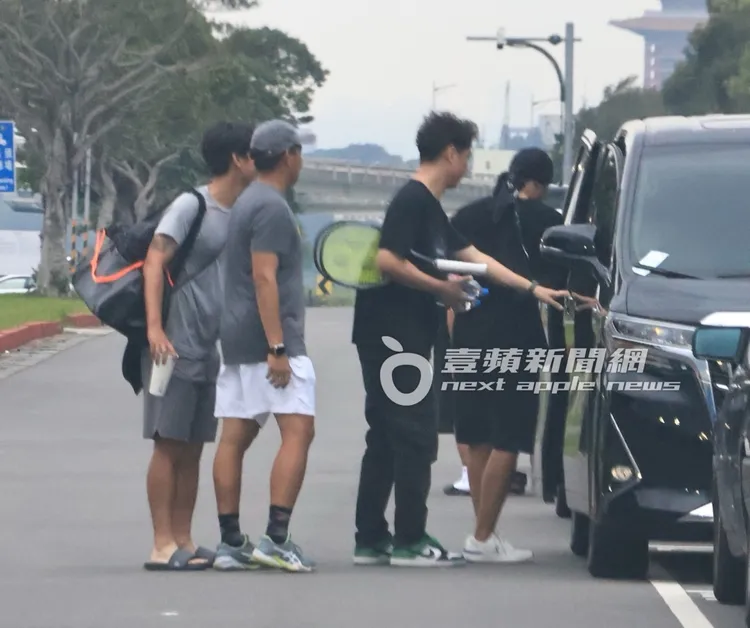 在大家目送下，周杰倫（右）獨自坐上民間運兵車Toyota Alphard保母車後座。特勤中心攝