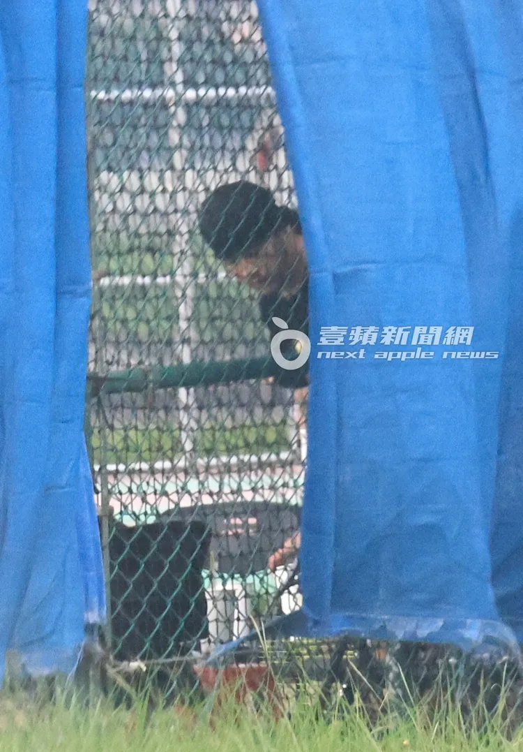 周杰倫再度走到場邊，準備拿起仙草蜜手搖杯飲料補充水分。特勤中心攝