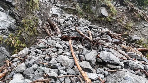 巨石砸死!地震罹難者「左臂不見」家屬淚尋 搜救隊找到了