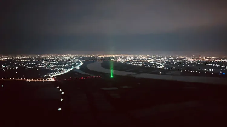 雷射筆光束直達天際。凌天航空提供