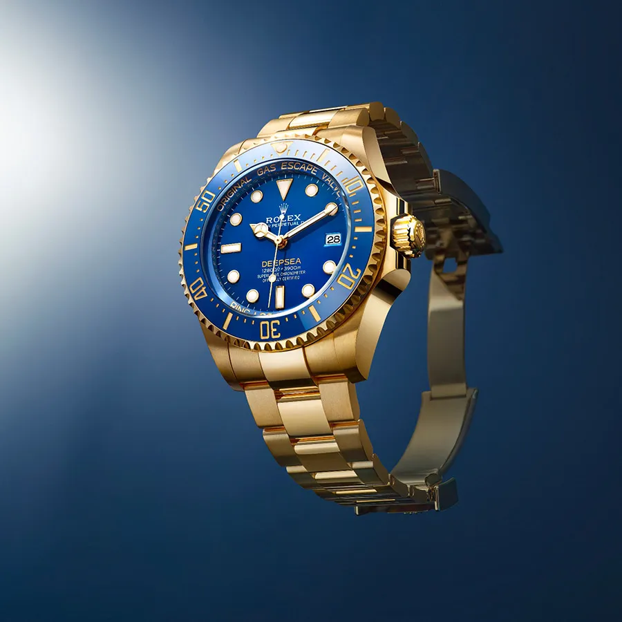 勞力士Oyster Perpetual Rolex Deepsea,44mm,18K黃金與陶瓷及RLC鈦金屬部件錶殼,藍色漆面錶面,蠔式三格實心鏈結錶帶,3235機芯,185萬4500元。品牌提供