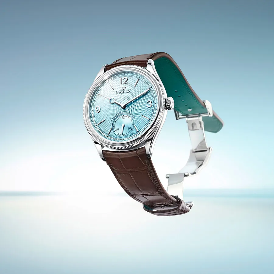 勞力士Perpetual 1908,39mm,950鉑金錶殼,冰藍色錶面,咖啡色鱷魚皮錶帶,7140機芯,107萬9000元。品牌提供