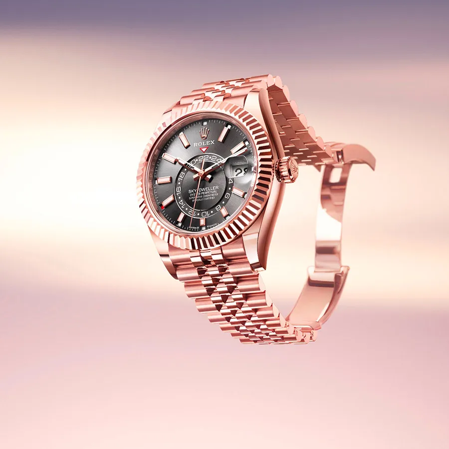 勞力士Oyster Perpetual Sky-Dweller,42mm,18K永恆玫瑰金錶殼,石板灰色錶面,紀念型五格鏈結錶帶,9002機芯,184萬7000元。品牌提供