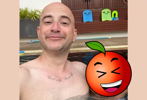 吳鳳裸摟愛妻拍鴛鴦浴 結果悲劇了!網友全喊:快救她